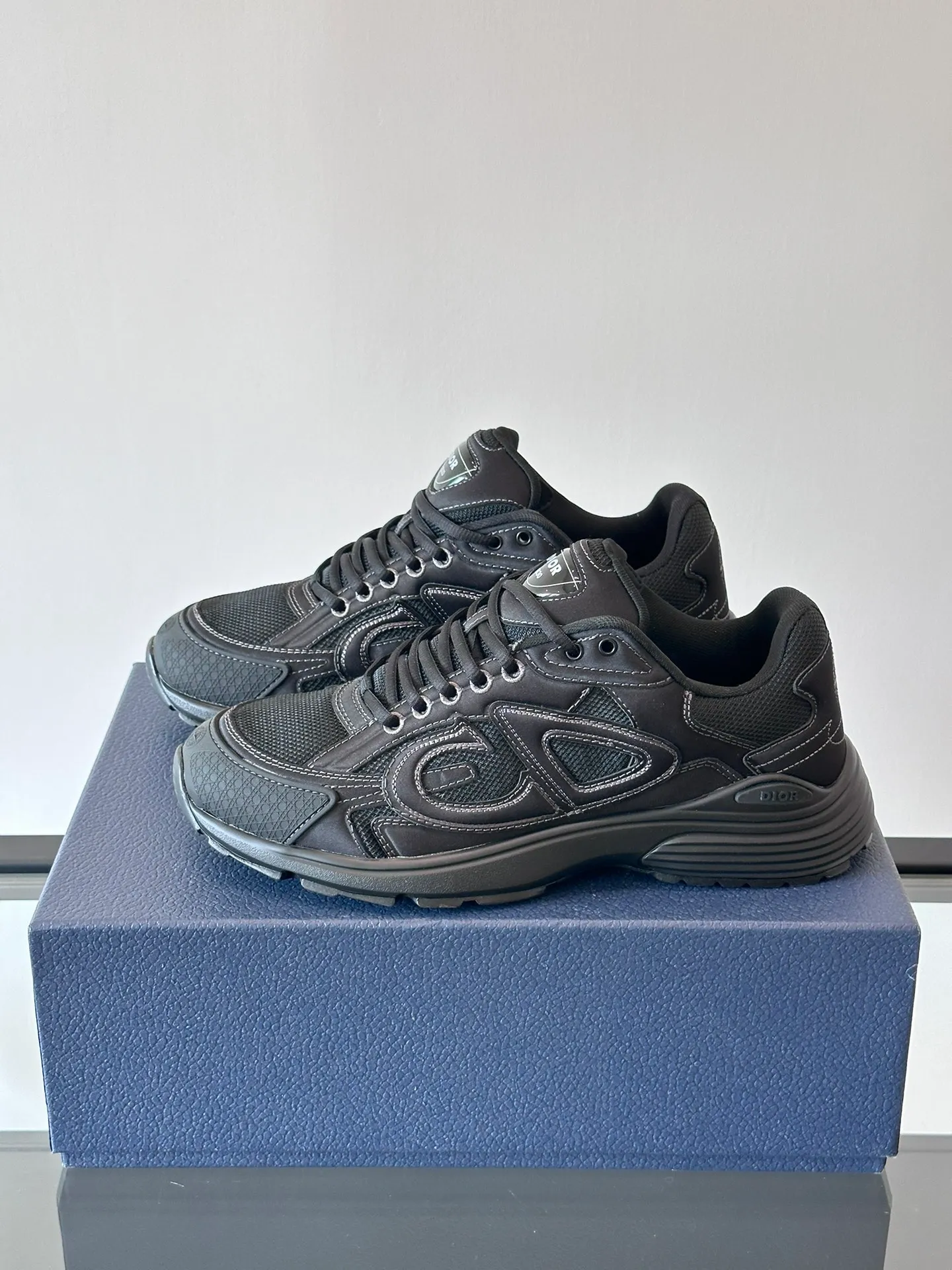 p400《Dio*》Dior B30 series sports shoes, multi-color mesh fabric and multi-color technical fabrics, this season's new B30 low-top sports shoes are one of the flagship styles of the series. Crafted from multicolor mesh and technical fabrics, it's finished with a reflective "CD30" graphic and silver-toned "DIOR B30" and "CD30" logos on the heel and tongue. An extra-light, sculpted rubber sole with signature accents adds style, while internal stretch details create ideal comfort. It can be matched with various casual styles to show a fashionable and modern sports style. Size: 38-44 (45-46 customized)